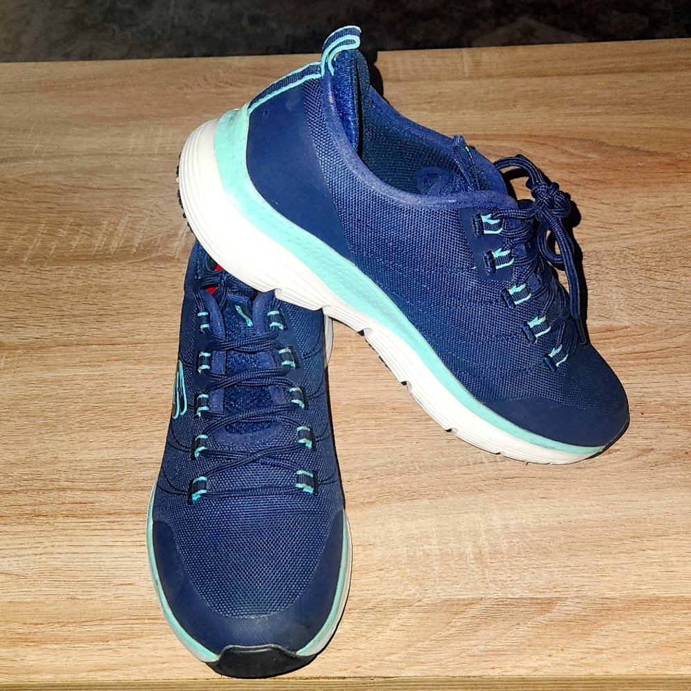 Skechers slip resistant work shoes. 7.5. Slip Resistant.